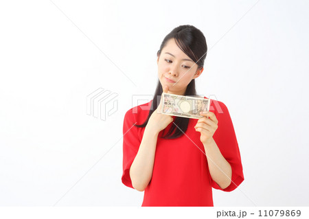 お金を持って悩む お金を持って悩む 11079869