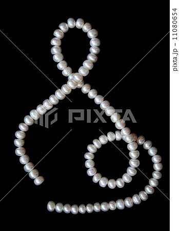 White pearls on the black velvet White pearls on the black velvet 11080654
