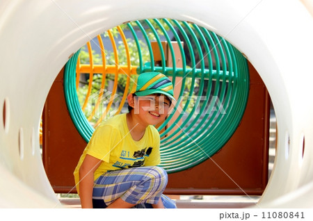 トンネルの前の男の子 11080841