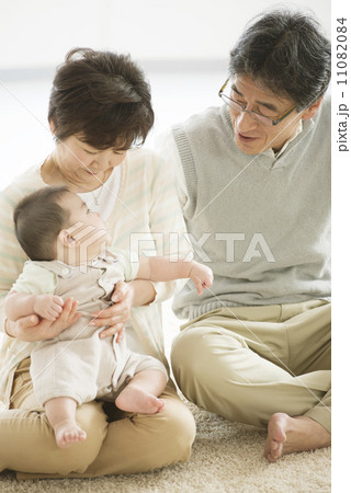 微笑む祖父母と孫 11082084