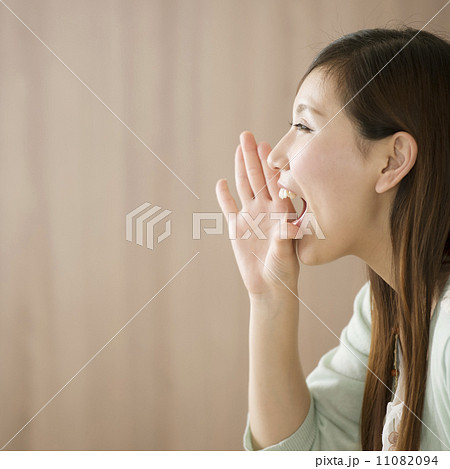 口元に手をあて叫ぶ女性 口元に手をあて叫ぶ女性 11082094