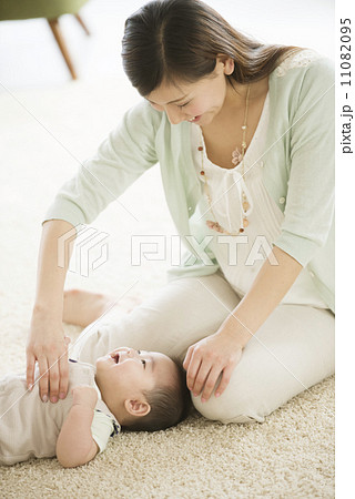 赤ちゃんをあやす母親 11082095