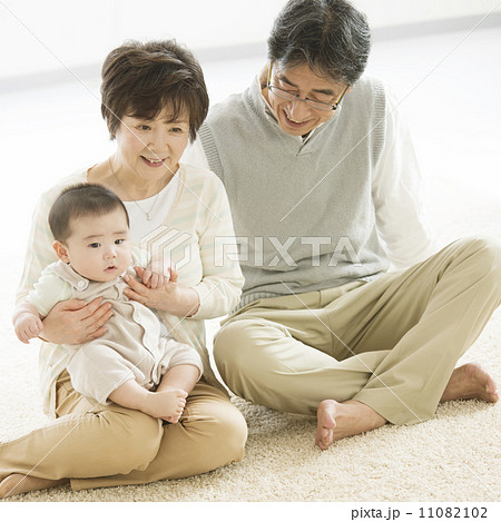 微笑む祖父母と孫 11082102