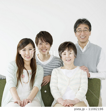 ソファに座り微笑む家族 11082196