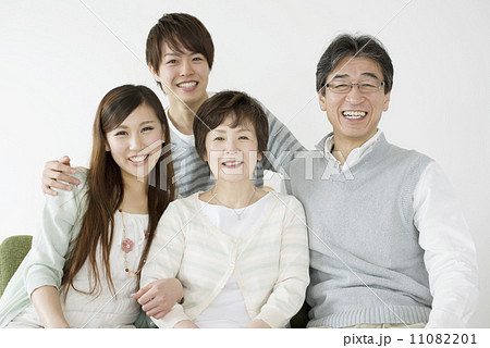 ソファに座り微笑む家族 11082201