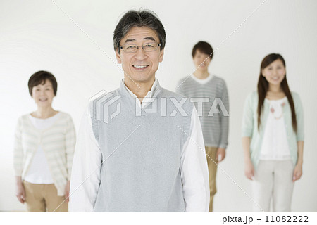 微笑む父親と家族 11082222