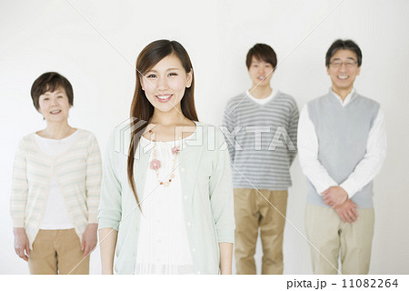 微笑む家族 11082264