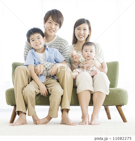 ソファに座り微笑む家族 11082275