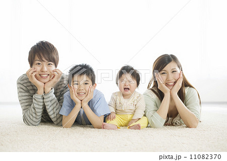 床に寝転び微笑む家族 11082370
