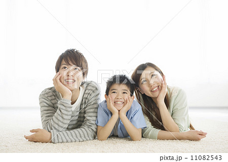 床に寝転び微笑む家族 床に寝転び微笑む家族 11082543