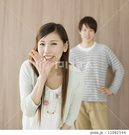 微笑むカップル 11082544