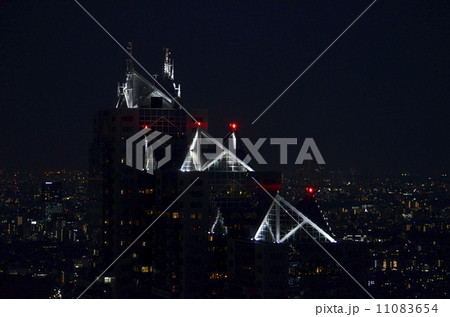 夜の高層ビル  11083654