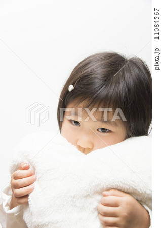 眠い　子供　眠気　女の子 11084567