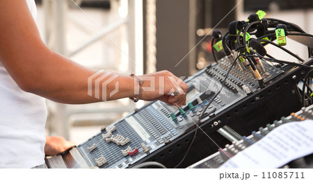 Hand over music mixer 11085711