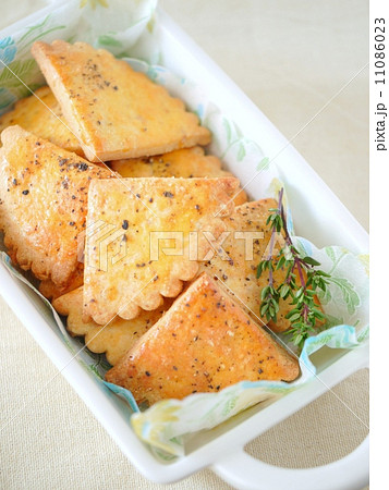 チーズビスケット(縦位置ハイアングル) チーズビスケット(縦位置ハイアングル) 11086023