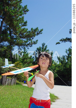 模型飛行機を飛ばそうとしている子供 模型飛行機を飛ばそうとしている子供 11086205