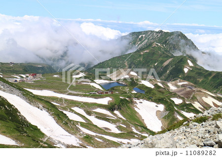 立山雄山中腹からの室堂平 立山雄山中腹からの室堂平 11089282