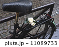 石畳と自転車と花 11089733