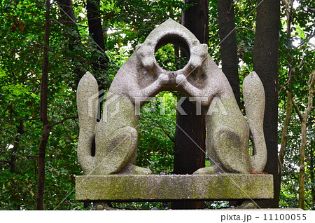 向かい合う2匹のキツネ像 伏見稲荷大社 京都市伏見区深草藪之内町 の写真素材