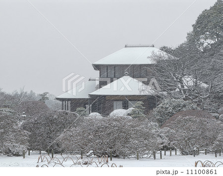 雨戸を開いた雪景の好文亭(偕楽園)～横カット 11100861
