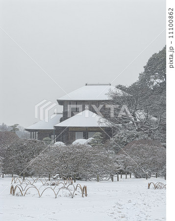 雨戸を開いた雪景の好文亭(偕楽園)～縦カット 11100862
