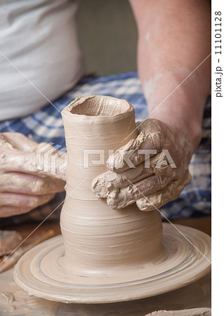 Hands of a potter 11101128