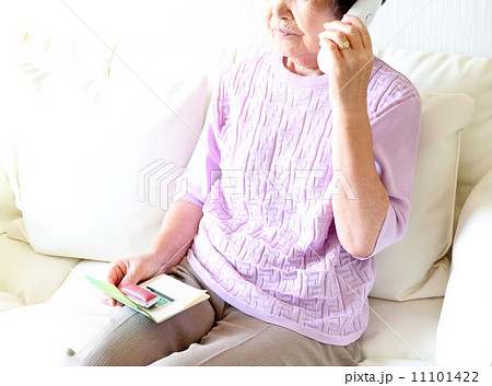 詐欺、電話、おばあさん 11101422