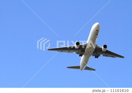 着陸する飛行機(B767) 11101610