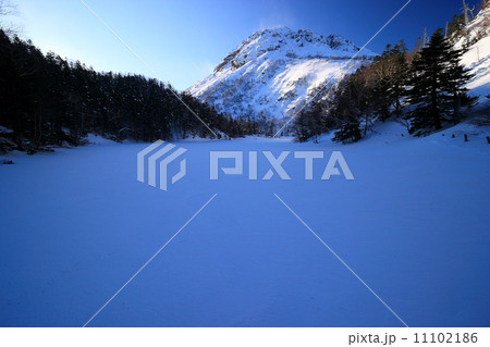 新雪の弥陀ガ池から日光白根山を望む 11102186