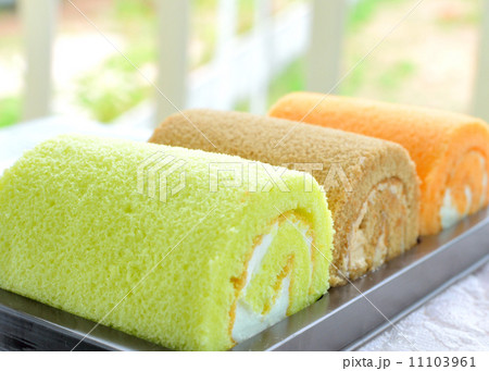 roll cake with cream 11103961