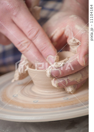 Hands of a potter 11104164