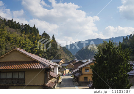 島根県、石見銀山大森の町並み 11105587