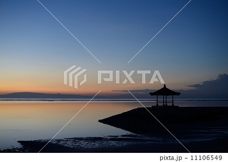 マジックアワーに佇むやぐら 11106549