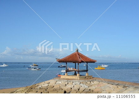 やぐらで寝る女性 11106555