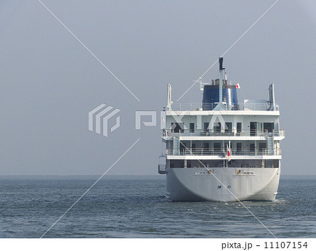遠ざかる客船 遠ざかる客船 11107154