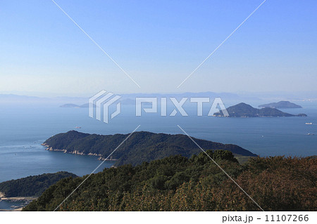いろは丸衝突・沈没地点を沖合に望む三豊市荘内半島の先端「三崎」と備後灘にうかぶ「笠岡諸島」（右に六島.その右奥に大飛島.左に宇治島.その右奥に走島.その向うが鞆の浦.左右に広がるのは沼隈半島） 11107266