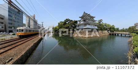 高松市立玉藻公園「高松城」の艮櫓と旭橋、中堀沿いを走る(橙色の)コトデン 高松市立玉藻公園「高松城」の艮櫓と旭橋、中堀沿いを走る(橙色の)コトデン 11107372