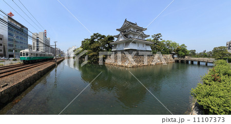 高松市立玉藻公園「高松城」の艮櫓と旭橋、中堀沿いを走る（緑色の）コトデン 11107373