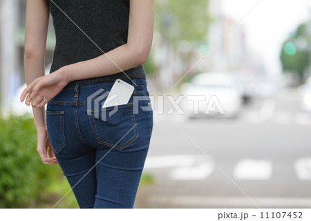 ポケットに入れたスマートフォン 11107452