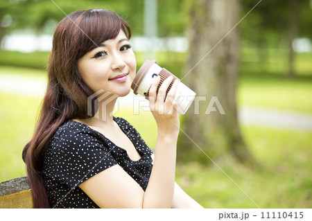 Beautiful girl drinking coffee Beautiful girl drinking coffee 11110415