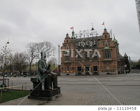 アンデルセン像とチボリ公園 11110458