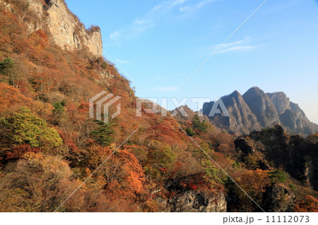 妙義山・中間道の紅葉と白雲山 11112073