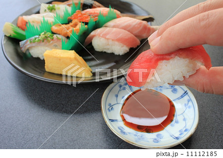 江戸前寿司 手で食べる の写真素材