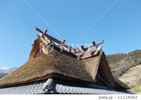 かや葺き屋根 11114002