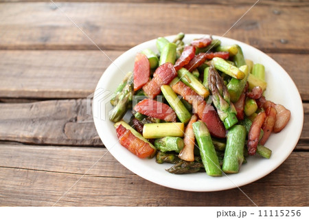 バターで炒めたアスパラベーコン バターで炒めたアスパラベーコン 11115256