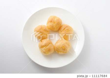 お皿にのせた シュークリーム フランスのお菓子 白バック 11117684