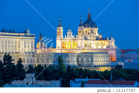 Madrid Cathedral and palace 11117797