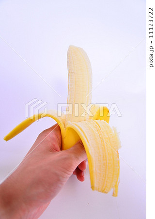 皮が剥けてるバナナ 皮が剥けてるバナナ 11123722
