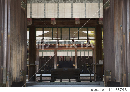 吉野神宮拝殿からの本殿 11123748