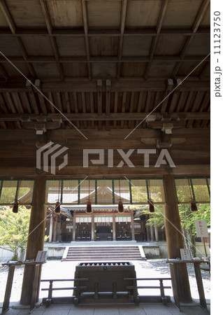 吉野神宮拝殿からの本殿 11123750